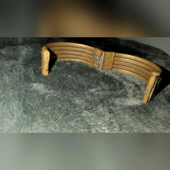 Solemn color shell bracelet set in brass - Picture 8 of 9